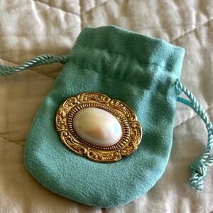 Mariam Haskell Vintage signed Gold tone faux pearl Oval brooch